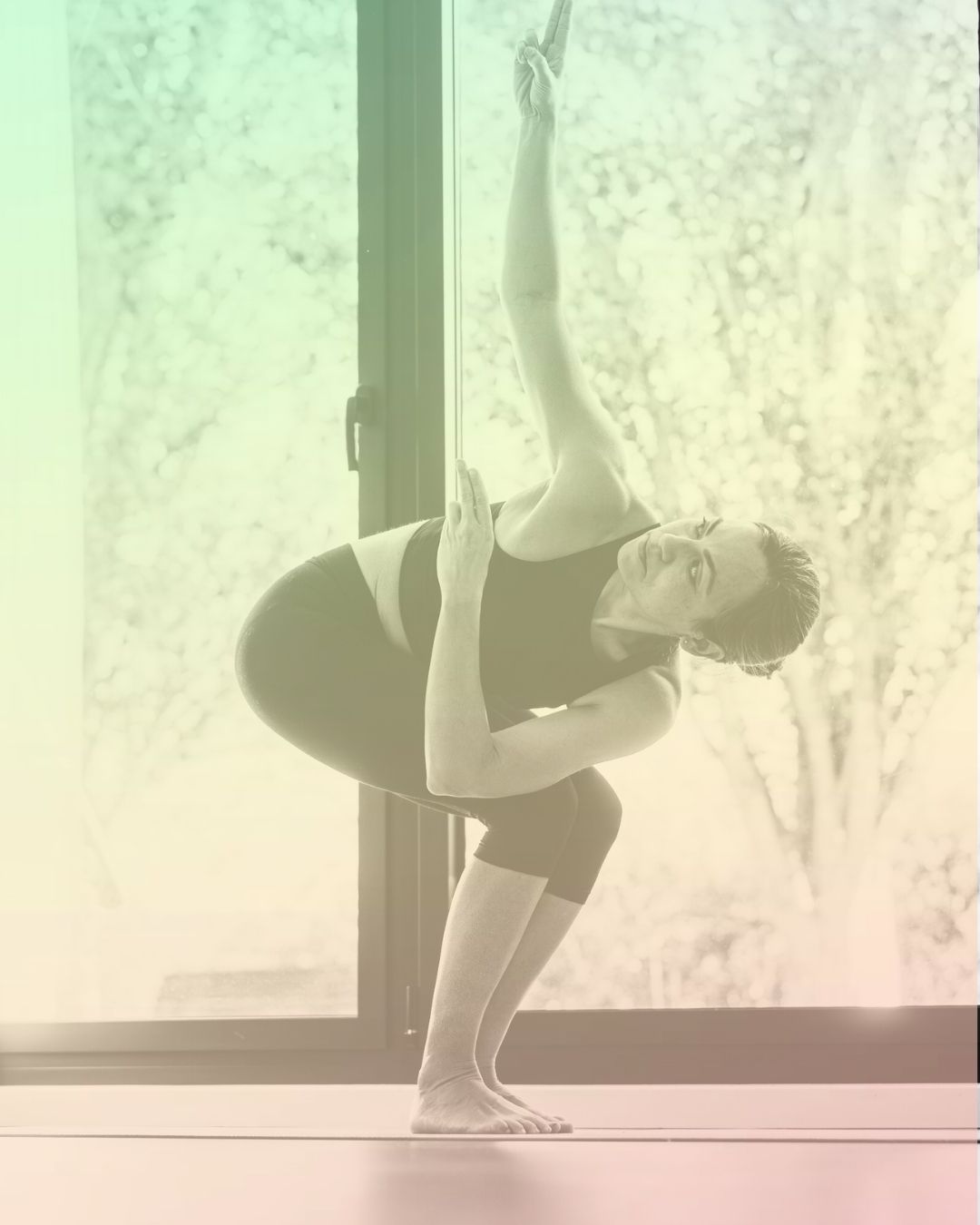 Profesora de yoga en Parvritta utkatasana con mudra